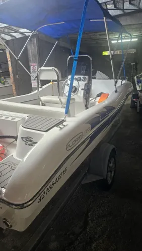 Lancha Floripa 170 2020 motor 100 HP Mercury 30 horas com toldo e capa