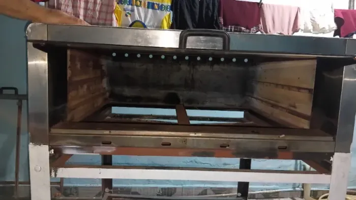 Forno semi-industrial de marca boa.