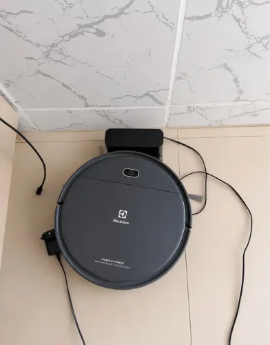 Robô Aspirador Electrolux ERB30 com controle remoto POUCO TEMPO DE USO