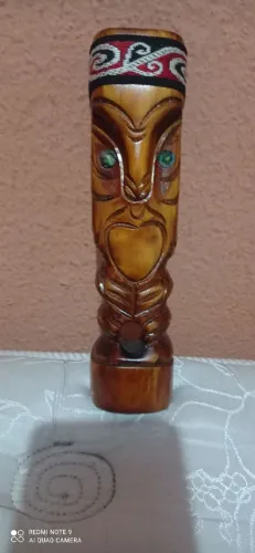 Escuta maori teko teko em madeira
