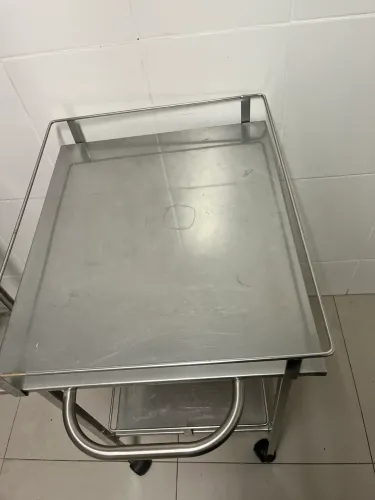 Mesa auxiliar inox com rodinhas