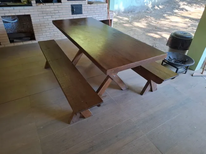 Mesa para área gourmet em madeira com 2 bancos, excelente estado