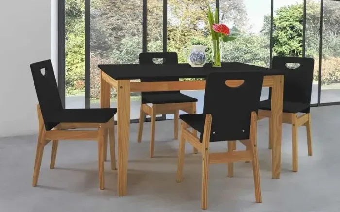 Mesa de madeira com 4 cadeiras