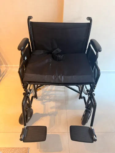 Cadeira de Rodas Dellamed D500 Reforçada até 180 kg - Apenas 2 Meses de Uso