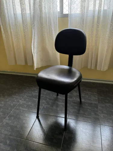 Cadeira Secretária Fixa Preta - Courvin Em bom estado, firme.