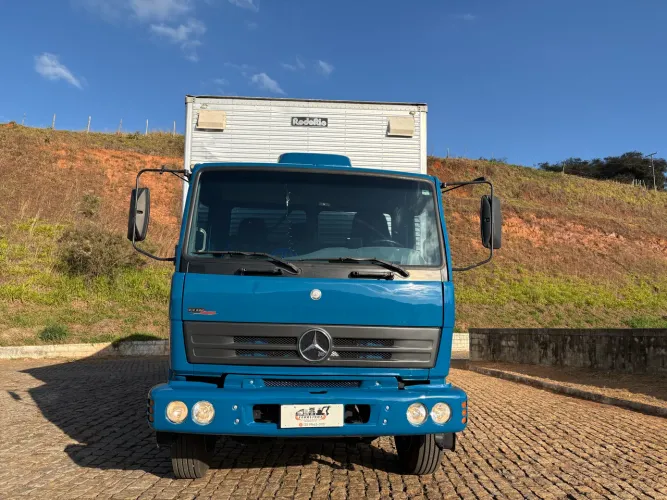 1718 com baú de 7.40 mts