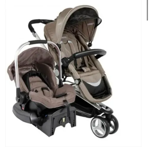 carrinho com bebe conforto