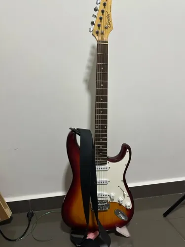 Vende se guitarra stratocaster + amplificador ibanez raridade