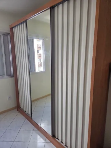 Roupeiro 3 portas em ótimo estado de conservação