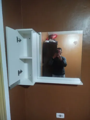 Armário de banheiro, quarto, com espelho e prateleiras bem conservados