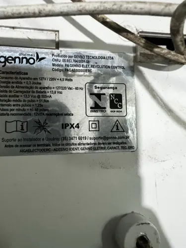 Vendo central de cerca elétrica funcionando perfeitamente.