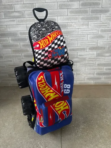 Kit HotWheels (Mochila rodinhas + Lancheira) super conservados