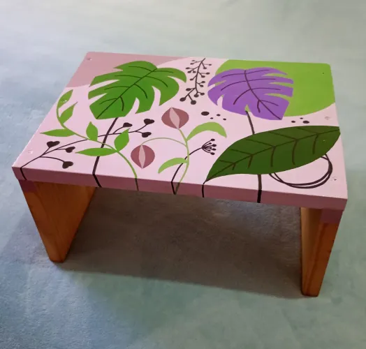 Banquinho de Madeira c/pintura orgânica. Bom p/ crianças, pois é baixinho e estável.