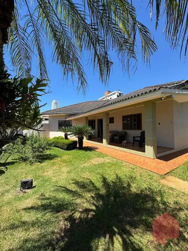 Casa de esquina com piscina