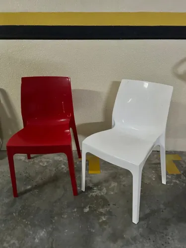 2 Cadeiras de Plástico Modernas - Vermelha e Branca | R$ 150 cada ou R$ 250 o par
