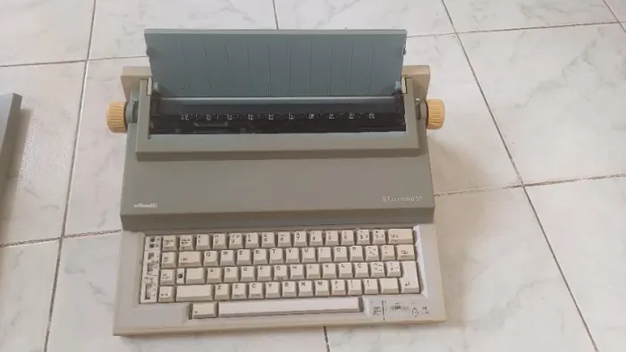 máquina de escrever elétrica