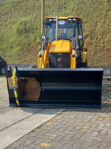 Retroescavadeira jcb 3cx  4x4 2024