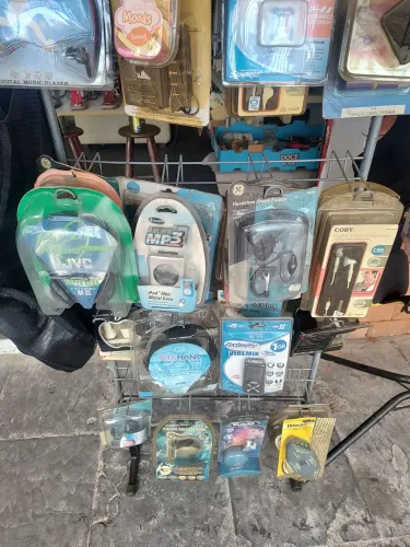 Fones de ouvido, novos.100 peças