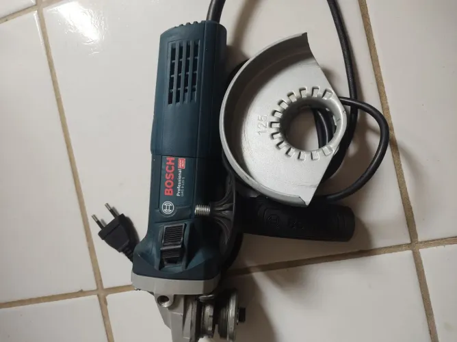 Esmerilhadeira Bosch 9-125s com 6 velocidades com o punho chave pino é o protetor móvel.