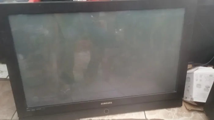 Tv Samsung 40 polegadas detalhes tela fica clara