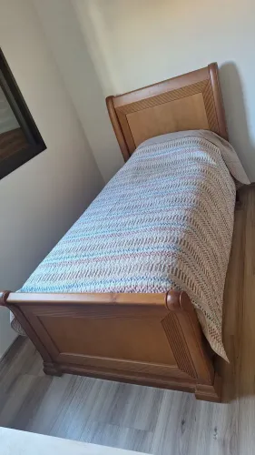 Cama Solteiro maciça  de Gramado . 