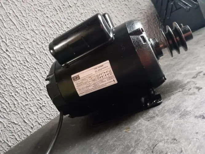 Motor 2 cv 4 polos monofasico . Para ordenha , betoneira ,engenho entre outros serviços ..