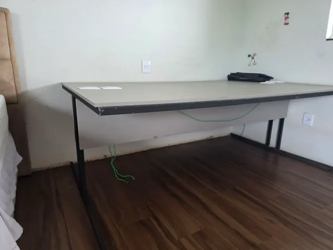 Mesa grande para escritório em mdf e metal