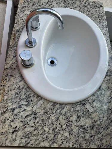 Bancada de banheiro com Cuba e torneiras