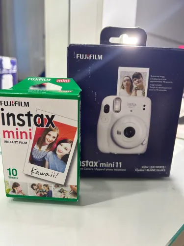 Câmera Instax Mini 11 NOVA, nunca usada, ainda na caixa + 10 filmes inclusos