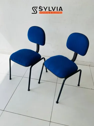 Cadeira acolchoada azul 