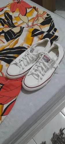 Combo tênis e saia