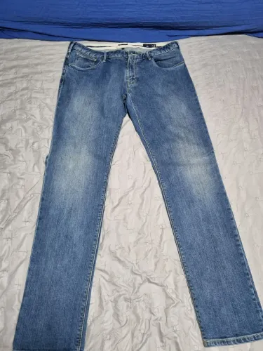Calça jeans Armani tamanho 46.