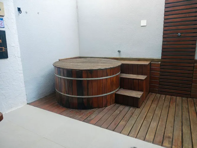 Ofurô de Madeira 1,40m Completo + Bomba Syllent + Aquecedor e Ozônio Panozon
