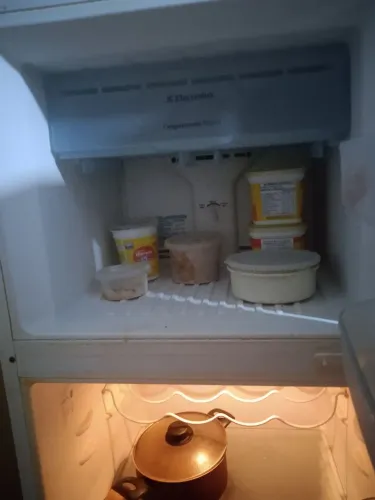 Geladeira Frost Free 240 litros ótimo estado funcionando perfeitamente