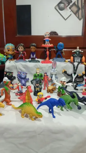 29 bonecos do Mac lanche,lol, Batman etc..