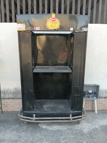 Expositor multifuncional de ferro com rodas