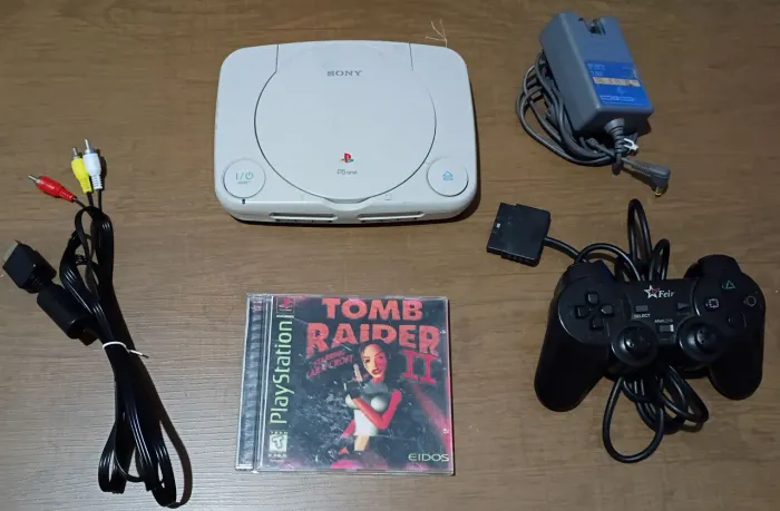 PlayStation 1 Baby Completo + Tomb Raider de Época - R$ 350