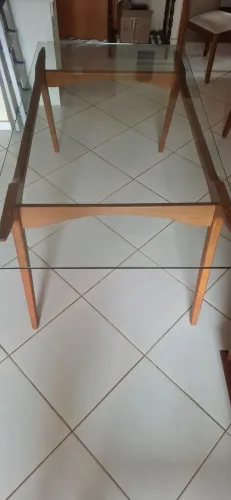 Mesa de jantar retangular em madeira maciça
