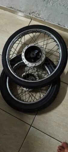 JOGO DE RODA DE FERRO DA BIZ , JA VAI COM PNEUS E CÂMARAS