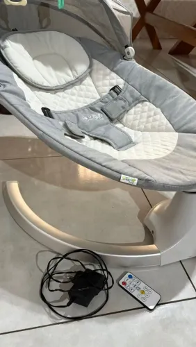 Cadeira de Balanço Elétrica Francy Maxi Baby com Músicas e Timer