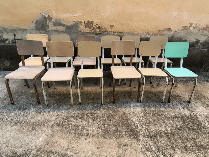 Cadeira escolar - educação infantil - madeira ou plástico