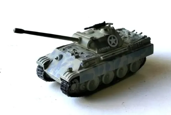 Miniatura Tanque Panther Ausf. A Cuckoo WWII - Johnny Lightning 1:64 (2021)