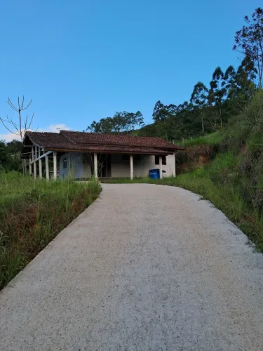 ALUGO CASA DE 3 QUARTOS EM ALTO BIGUAÇU 