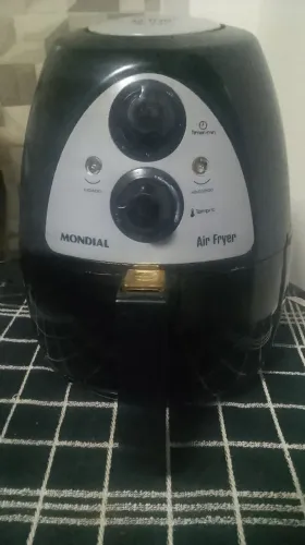 Vendo air fryer excelente estado bem conservada ! Marca mondial!