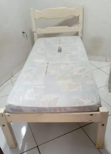 Cama em madeira usada