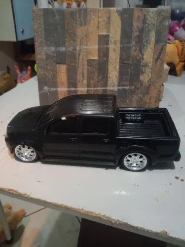 Miniatura Hillux e Fiat Toro