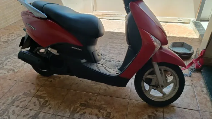 Moto Honda lead 