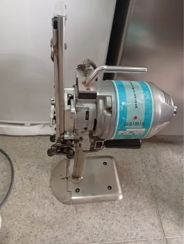 Máquina de corte costuraindustrial vertical de faca 110v marca Maimim Mais informações PV