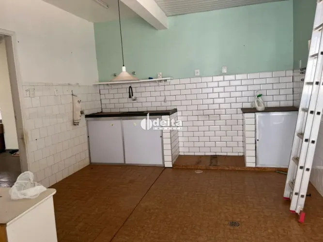 Casa com 3 quartos, sendo 1 suíte, disponível para venda no bairro Umuarama, em Uberlândia