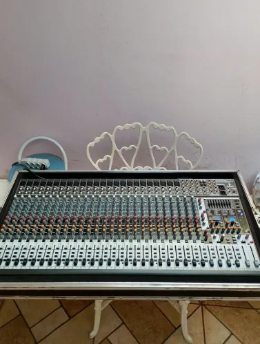 Mesa de Som Behringer 3442 SX